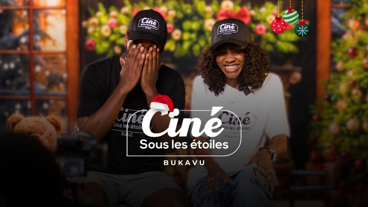 Visuel du teaser Ciné sous les étoiles Bukavu : deux personnes en casquette de l’événement rient, avec le logo de Ciné sous les étoiles au centre.